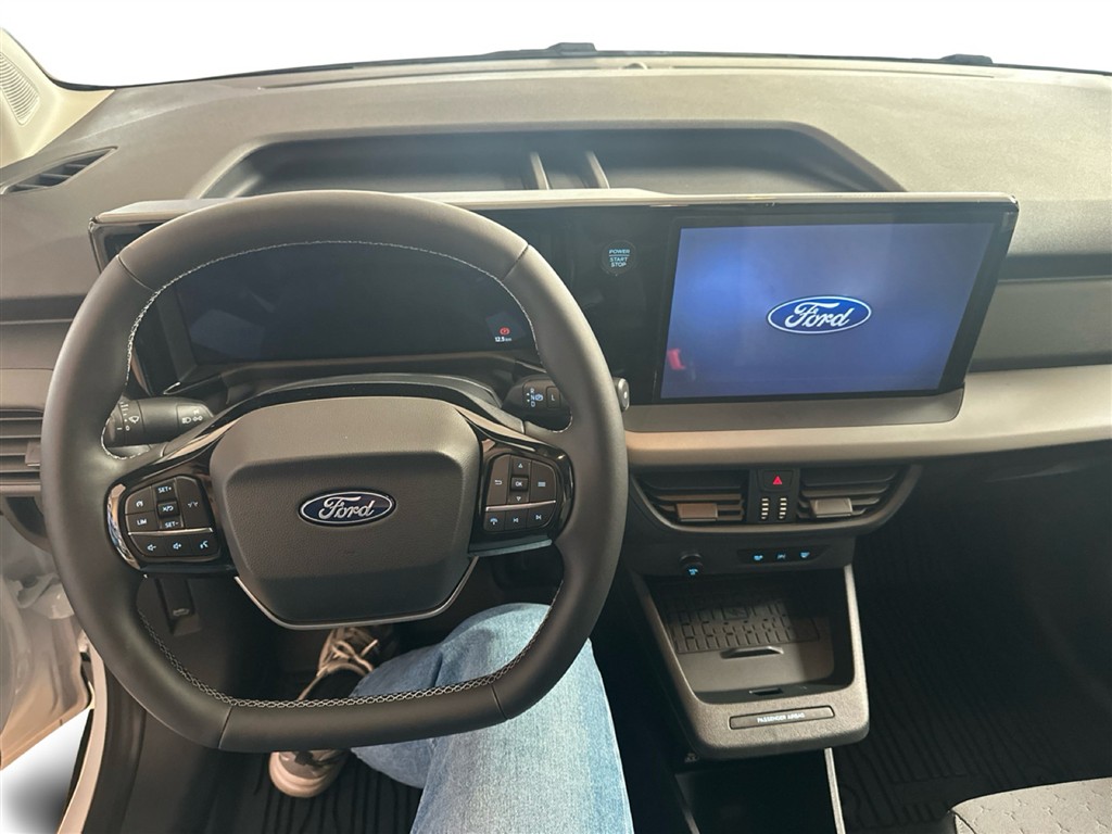 Ford E-Transit Courier Limited generic.image 9