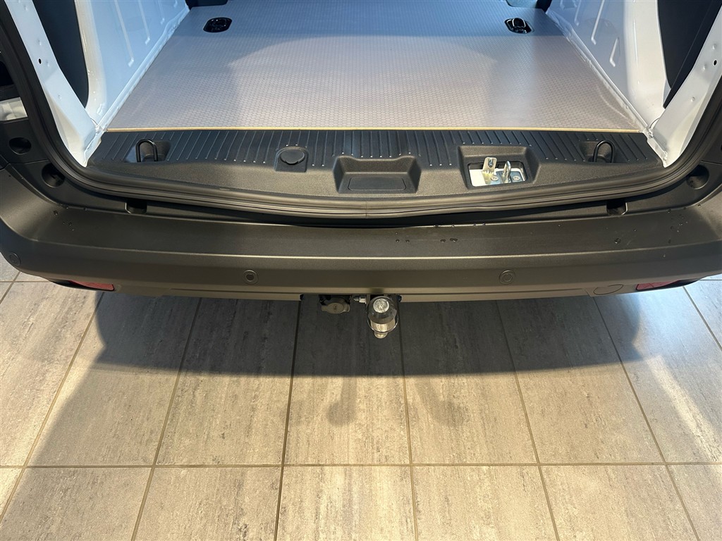 Ford E-Transit Courier Limited generic.image 12