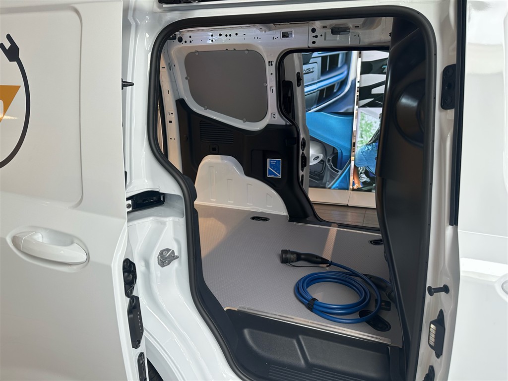 Ford E-Transit Courier Limited generic.image 13