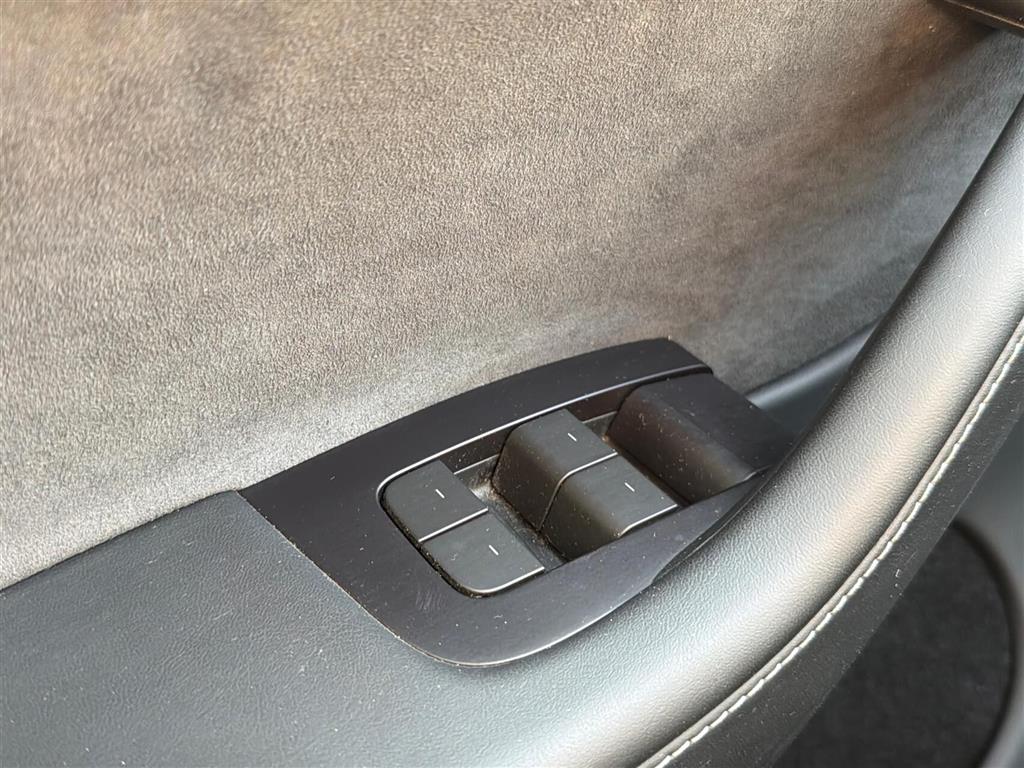 Tesla Model Y Long Range billede 16