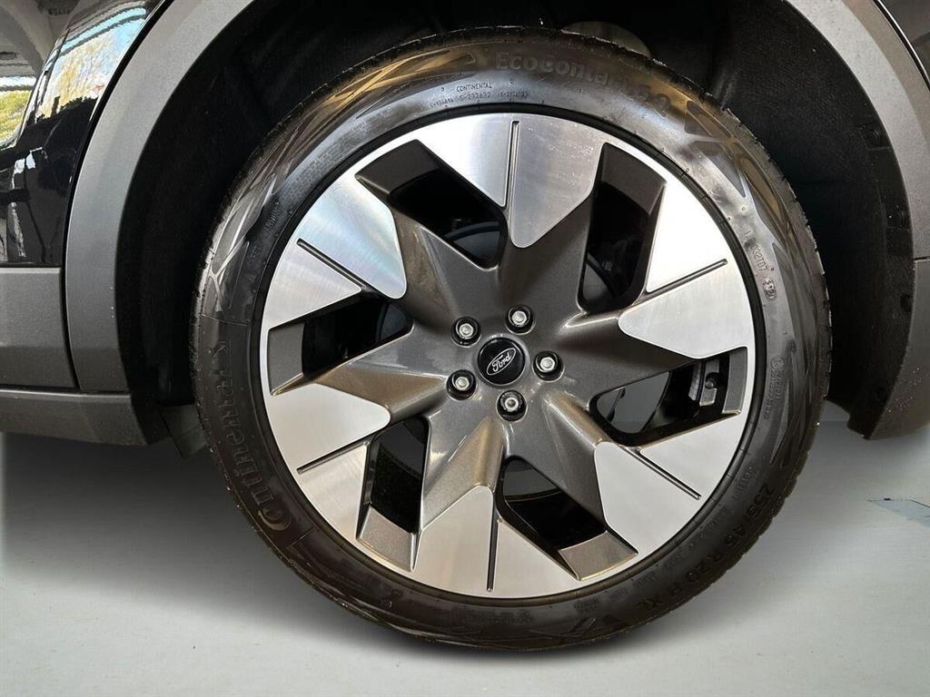 Ford Explorer UR Premium generic.image 8