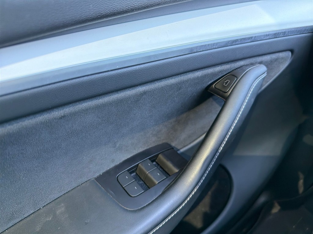 Tesla Model Y Long Range billede 16