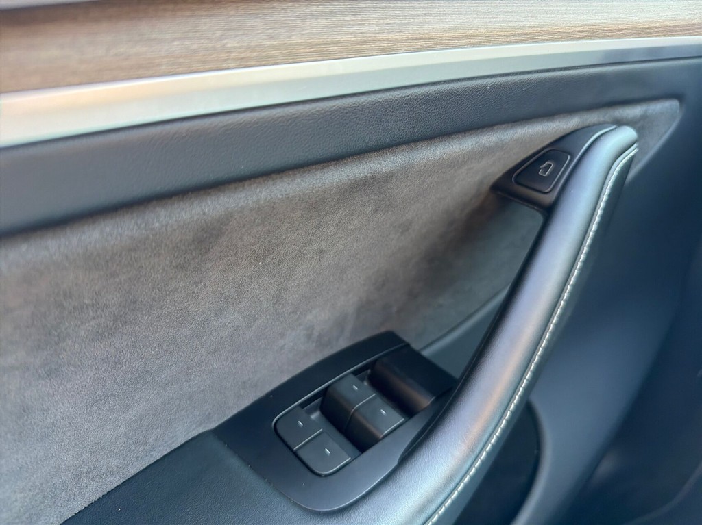 Tesla Model Y Long Range billede 16