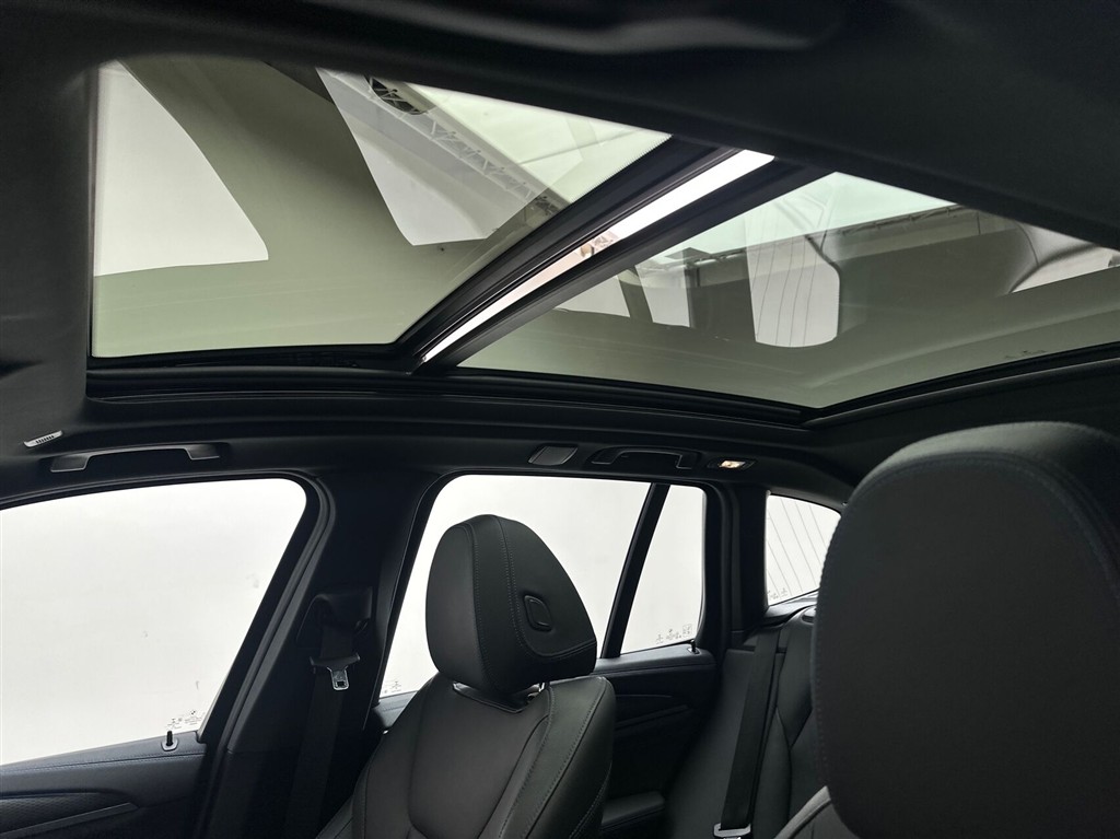 BMW iX3 Charged billede 25
