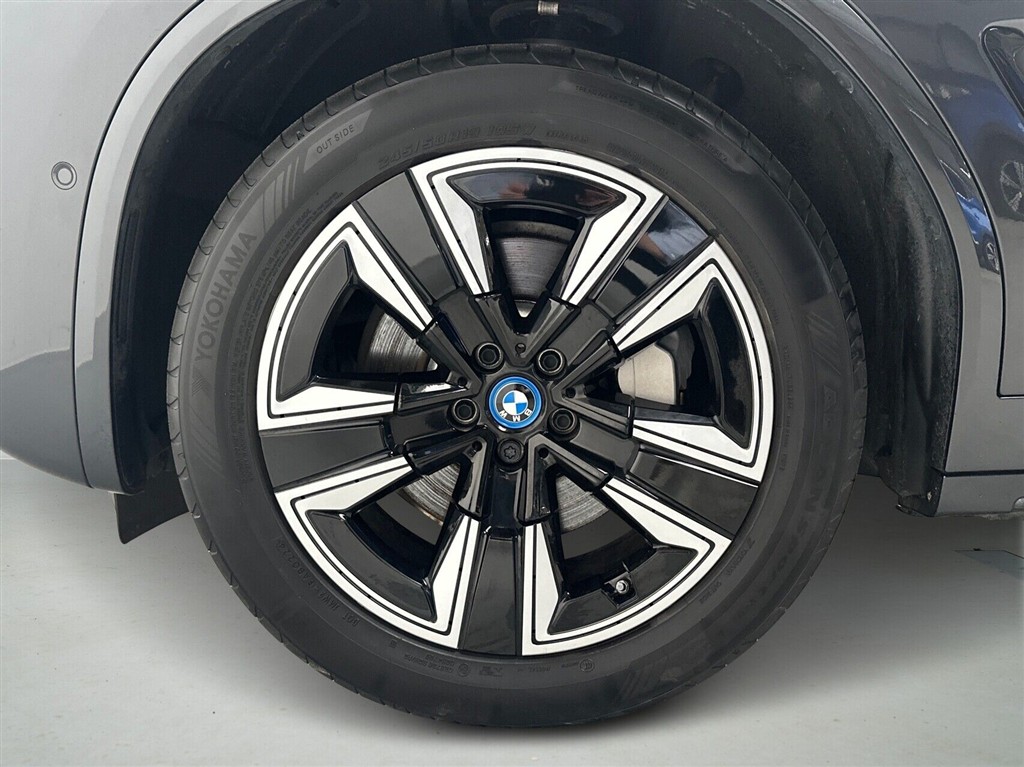 BMW iX3 Charged billede 9